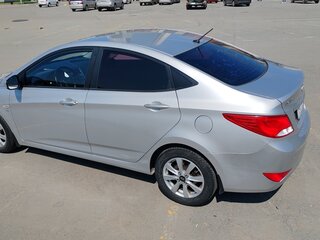 2014 Hyundai Solaris I Рестайлинг, серебристый, 1150000 рублей, вид 4