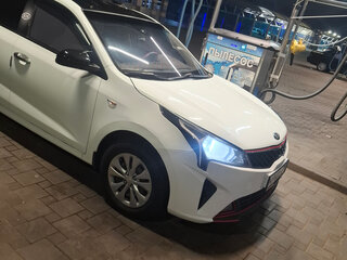2021 Kia Rio IV Рестайлинг, белый, 1020000 рублей, вид 1