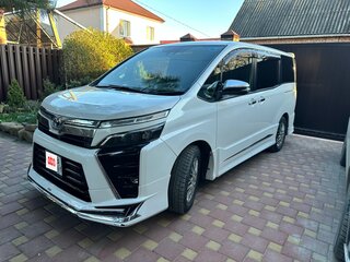 2021 Toyota Voxy III (R80) Рестайлинг, белый, 2700000 рублей, вид 3