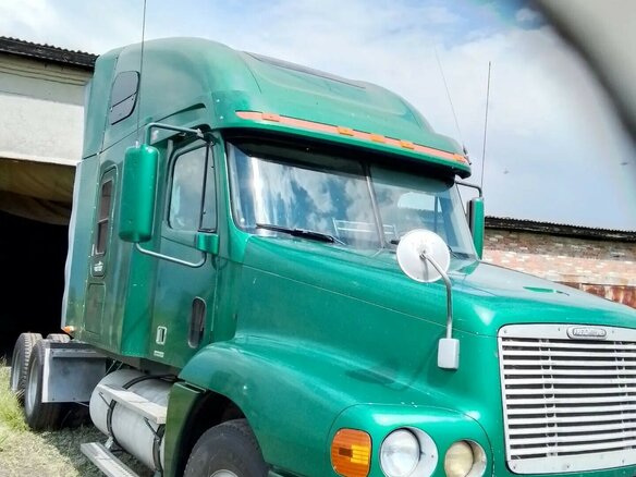 1998 Freightliner FLD, зелёный, 7000000 рублей - вид 1