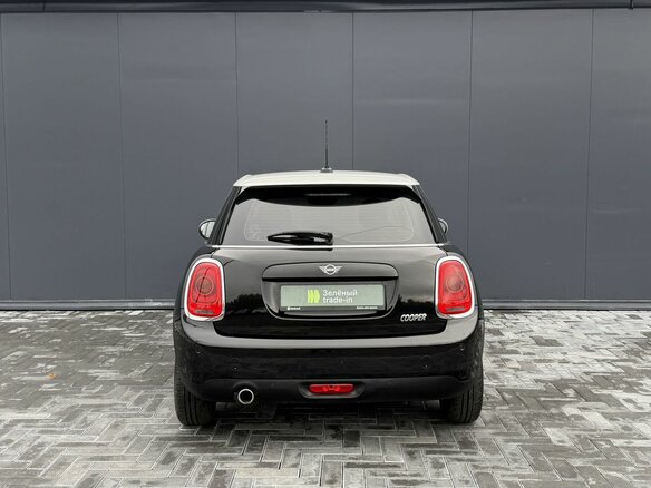 2018 Mini Hatch Cooper III (F55/F56) Рестайлинг, чёрный, 1750000 рублей - вид 3