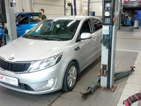 2015 Kia Rio III Рестайлинг, серебристый, 950000 рублей, вид 1