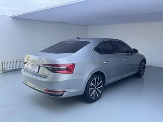 2023 Skoda Superb III Рестайлинг, серебристый, 1950000 рублей, вид 4