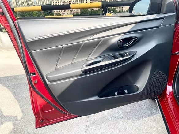 2022 Toyota Yaris L X XP150 Рестайлинг, красный, 1030202 рублей - вид 3