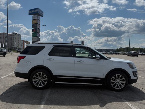 2017 Ford Explorer V Рестайлинг, белый, 2490000 рублей - вид 7