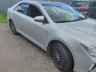 2018 Toyota Camry VII (XV50) Рестайлинг 2, серебристый, 1700000 рублей, вид 2
