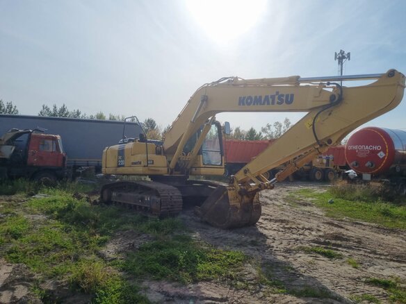 2016 Komatsu PC220-8, жёлтый, 5240000 рублей - вид 1