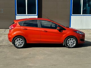 2016 Ford Fiesta Mk6 Рестайлинг, оранжевый, 890000 рублей, вид 4
