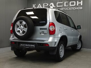 2012 Chevrolet Niva I Рестайлинг, серебристый, 435000 рублей, вид 2