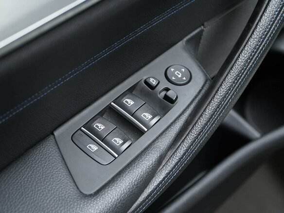 2020 BMW 5 серии 530e xDrive VII (G30/G31/G38) Рестайлинг, белый, 3249077 рублей - вид 18