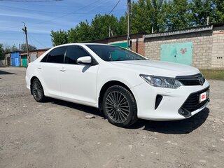 2015 Toyota Camry VII (XV50) Рестайлинг, белый, 1900000 рублей, вид 3