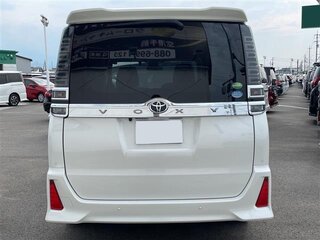 2021 Toyota Voxy III (R80) Рестайлинг, белый, 1790000 рублей, вид 5