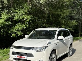2014 Mitsubishi Outlander PHEV III Рестайлинг, белый, 1600000 рублей, вид 1