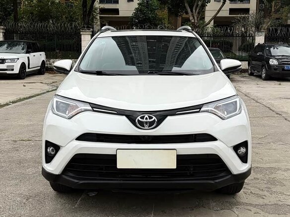 2018 Toyota RAV4 IV (XA40) Рестайлинг, белый, 1750000 рублей - вид 1