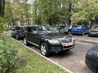 2007 Volkswagen Touareg I Рестайлинг, чёрный, 900000 рублей, вид 1