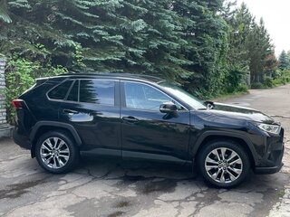 2021 Toyota RAV4 V (XA50), чёрный, 2700000 рублей, вид 4