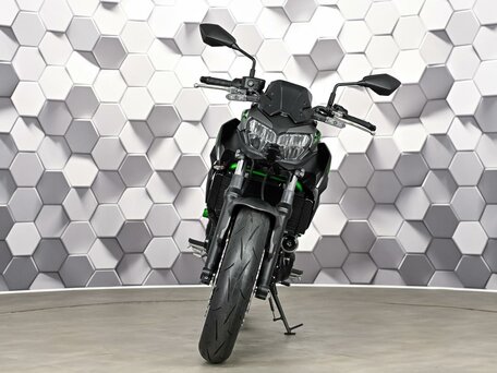 2025 Kawasaki Z 650, серый, 977000 рублей, вид 5