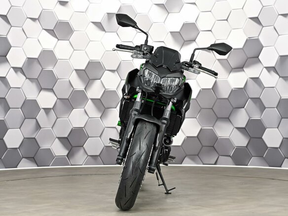 2025 Kawasaki Z 650, серый, 977000 рублей - вид 4