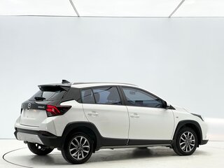 2022 Toyota Yaris L X XP150 Рестайлинг, белый, 1090000 рублей, вид 2