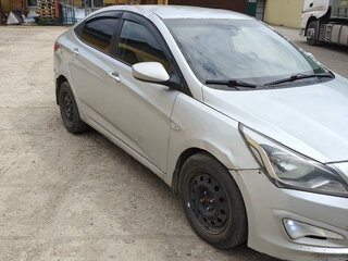 2015 Hyundai Solaris I Рестайлинг, серебристый, 555000 рублей, вид 4