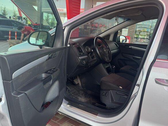 2010 Volkswagen Sharan II, серебристый, 1150000 рублей - вид 6