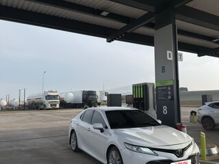 2018 Toyota Camry VIII (XV70), белый, 1850000 рублей, вид 3