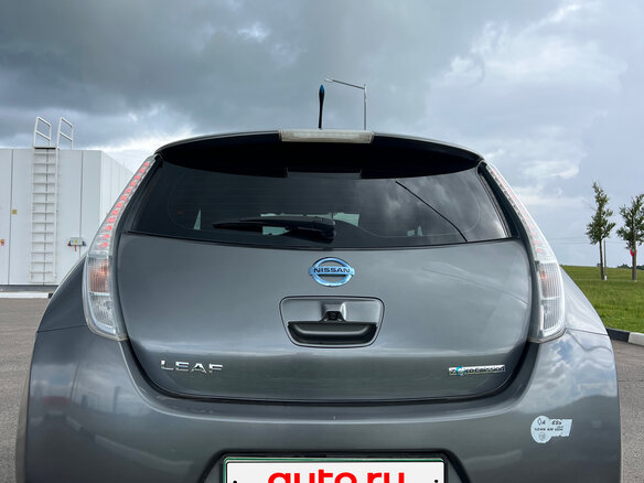 2014 Nissan Leaf (EM57) I (ZE0/AZE0), серый, 725000 рублей - вид 6