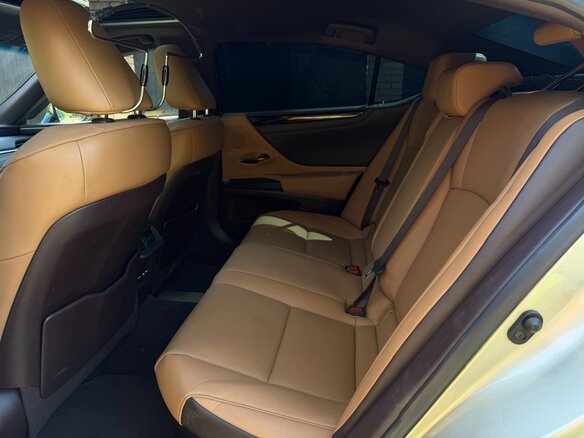 2021 Lexus ES 300h VII Рестайлинг, серый, 4150000 рублей - вид 13
