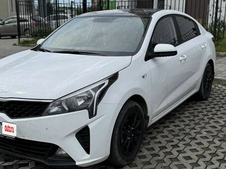 2022 Kia Rio IV Рестайлинг, белый, 1550000 рублей, вид 4