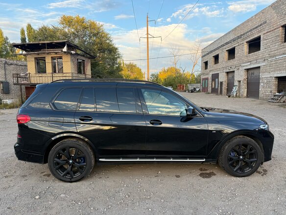 2021 BMW X7 40d I (G07), чёрный, 7350000 рублей - вид 2