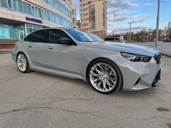 2024 BMW M5 VII (G90), серый, 17900000 рублей - вид 8