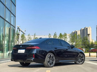 2025 BMW 5 серии 525i VIII (G60/G61/G68), чёрный, 5489570 рублей, вид 5