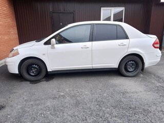 2013 Nissan Tiida I Рестайлинг, белый, 700000 рублей, вид 3