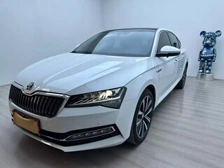 2023 Skoda Superb III Рестайлинг, белый, 1730000 рублей, вид 1