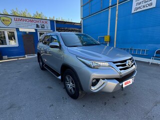 2017 Toyota Fortuner II, серебристый, 2800000 рублей, вид 2
