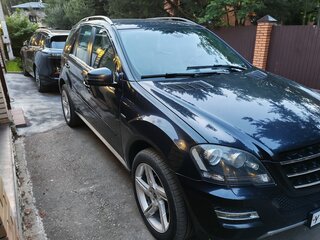 2011 Mercedes-Benz M-Класс 300 II (W164) Рестайлинг, синий, 1900000 рублей, вид 3