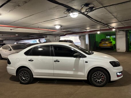 2019 Volkswagen Polo V Рестайлинг, белый, 885115 рублей, вид 3