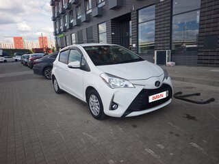 2017 Toyota Vitz III (XP130) Рестайлинг 2, белый, 980000 рублей, вид 1