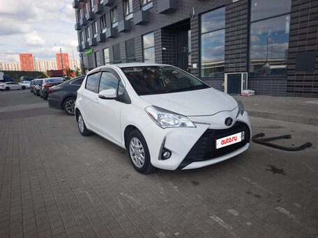 2017 Toyota Vitz III (XP130) Рестайлинг 2, белый, 980000 рублей, вид 1