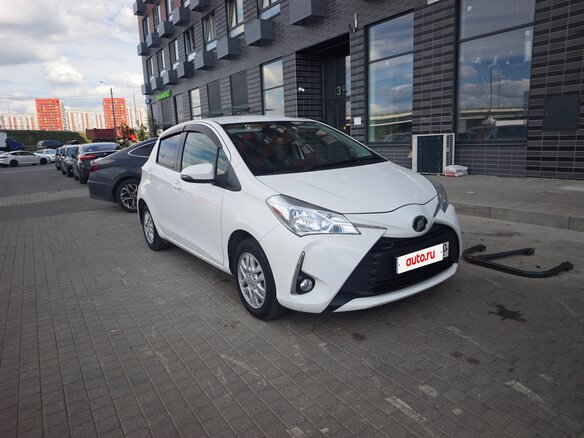 2017 Toyota Vitz III (XP130) Рестайлинг 2, белый, 980000 рублей