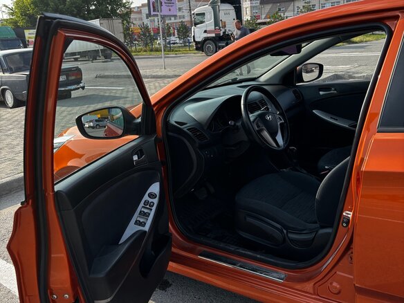 2014 Hyundai Solaris I Рестайлинг, оранжевый, 950000 рублей - вид 8