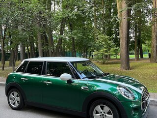 2021 Mini Hatch Cooper III (F55/F56) Рестайлинг, зелёный, 2990000 рублей, вид 3