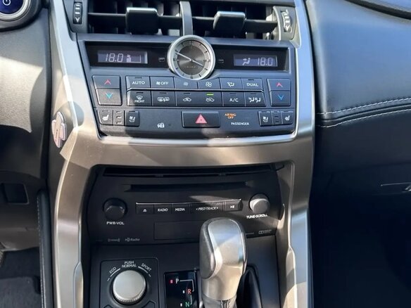 2017 Lexus NX 300h I Рестайлинг, белый, 2950000 рублей - вид 12
