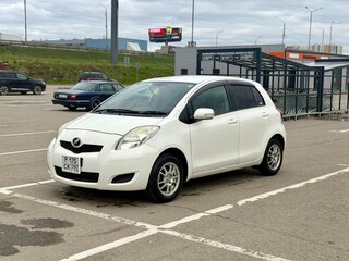 2010 Toyota Vitz II (XP90), белый, 700000 рублей, вид 1