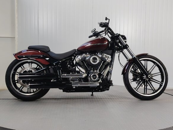 2017 Harley-Davidson Breakout, красный, 1679000 рублей