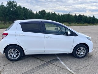 2013 Toyota Vitz III (XP130), белый, 650000 рублей, вид 2