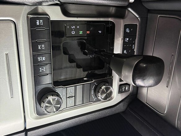 2015 Toyota Land Cruiser 200 Series Рестайлинг 2, белый - вид 14