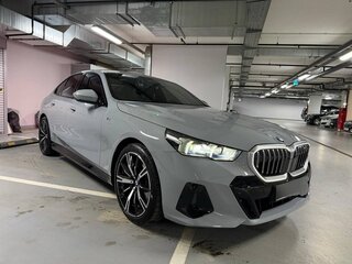 2024 BMW 5 серии 530i xDrive VIII (G60/G61/G68), серый, 7750000 рублей, вид 2