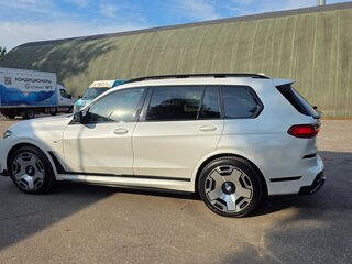 2022 BMW X7 40i I (G07), белый, 8000000 рублей, вид 4