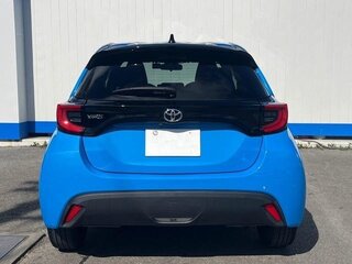 2023 Toyota Yaris IV, голубой, 1251000 рублей, вид 4
